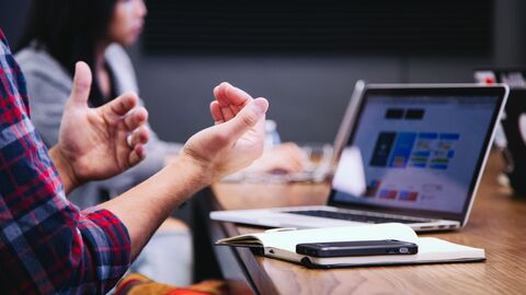 Computer und Hände Computer und Hände